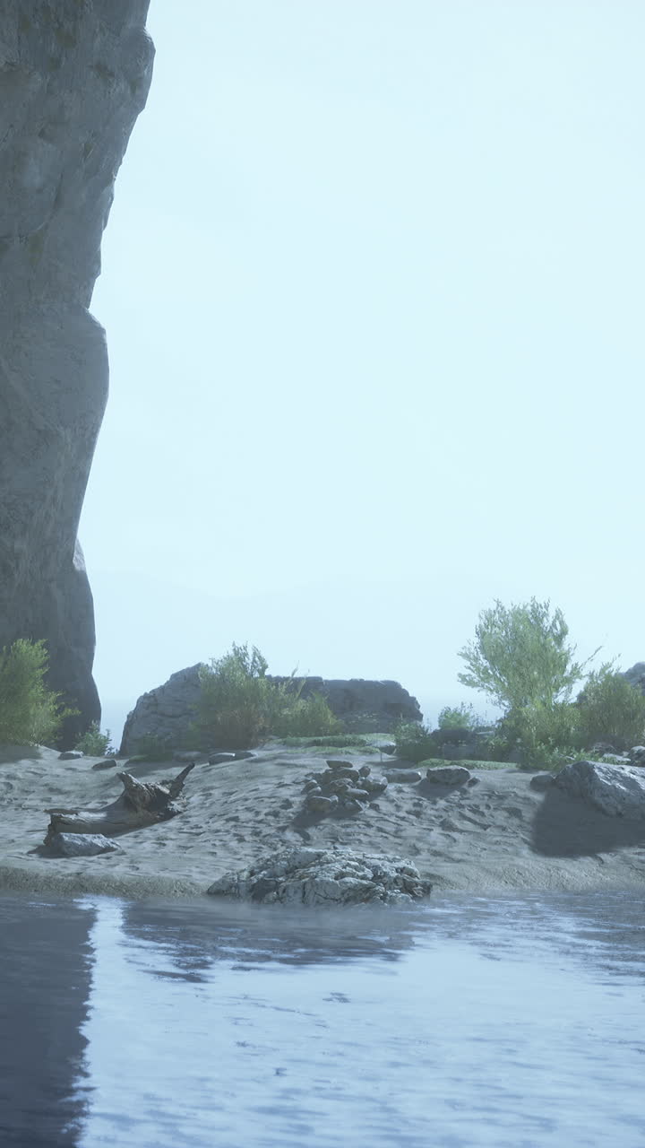 배경 에 절벽 이 있는 조용 한 해변