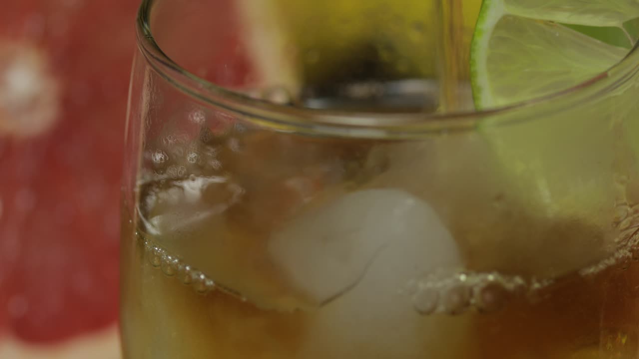 verter whisky, coñac, licor de una botella en una taza de vidrio. primer plano