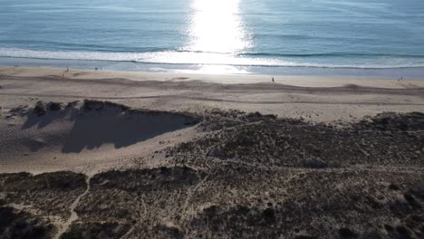 Puesta-De-Sol,-Dunas-Y-Océano-En-La-Playa-Praia-Do-Medao,-Peniche,-Portugal