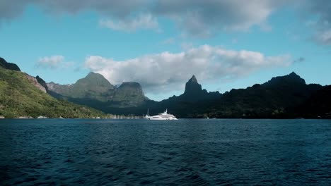 Super-Yate-Anclado-En-La-Bahía-De-Opunohu-En-La-Isla-De-Moorea,-Cerca-De-Tahití,-En-El-Pacífico-Sur,-Con-Espectaculares-Picos-Montañosos