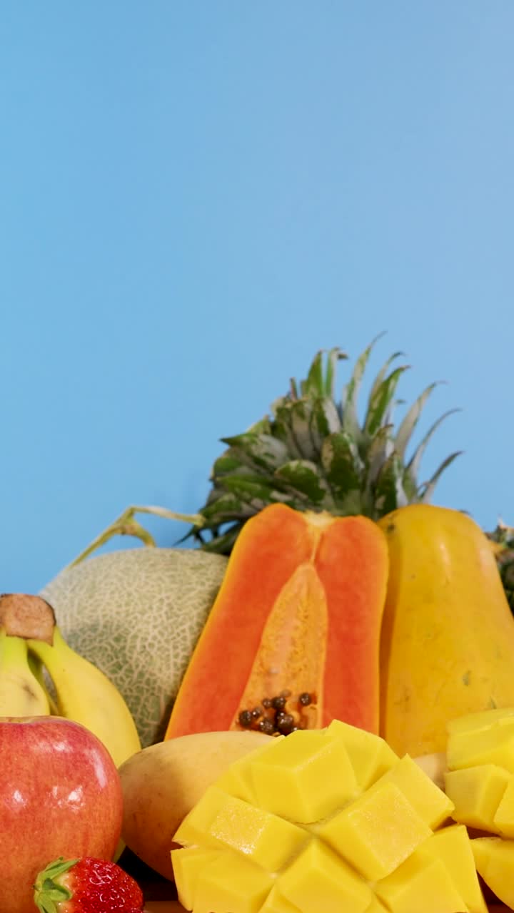 Un vivace assortimento di frutta fresca a fette