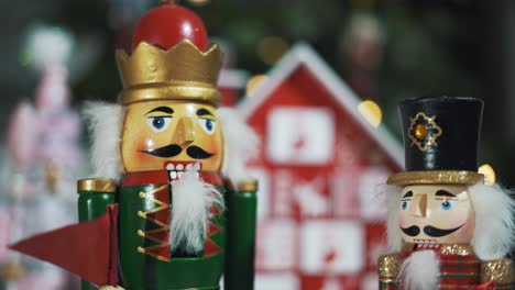 calendario de adviento de árbol de madera frente a un árbol de navidad real decorado juguetes de soldado cascanueces