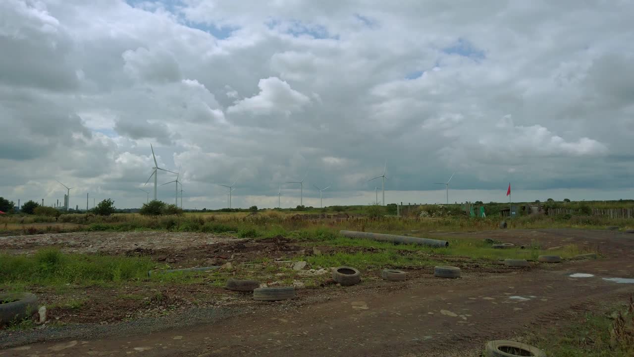 황무지 설정에서 영국의 회색 cloudscape에 풍력 터빈