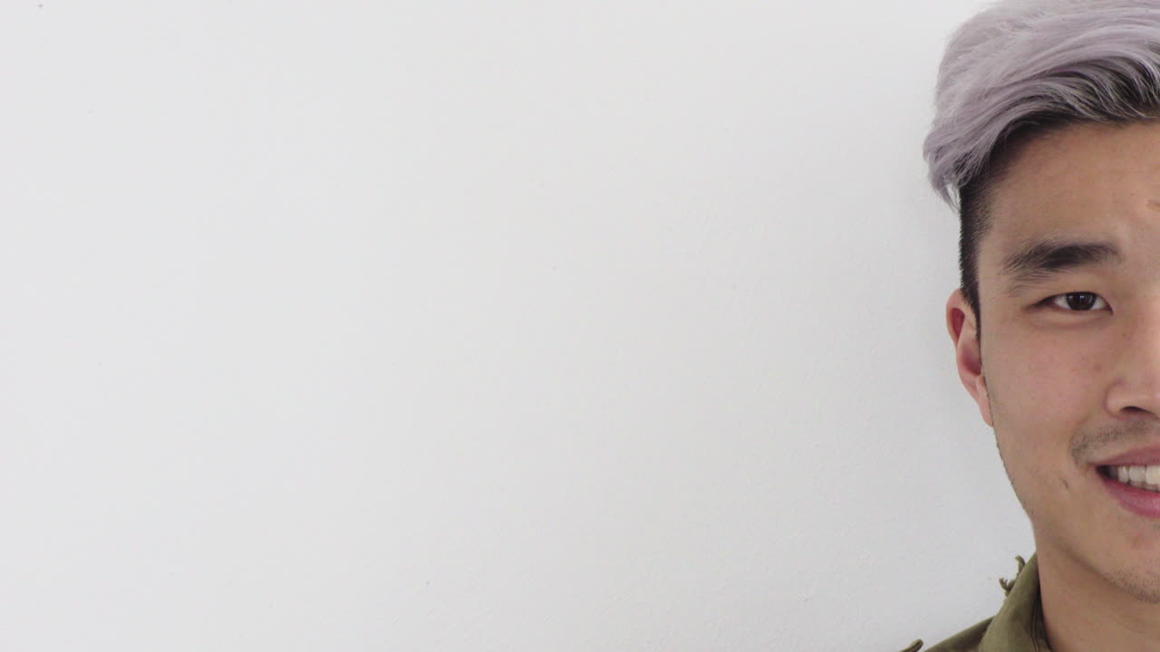 cerca hombre asiático atractivo sonriendo satisfacción feliz hombre guapo mitad de la cara aislado en fondo blanco