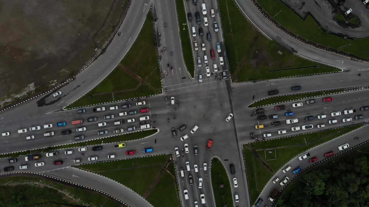 비는 차량과 함께 도로 교차로의 위상