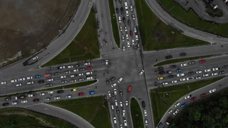 vista aérea de arriba hacia abajo de la intersección de la carretera con vehículos abarrotados