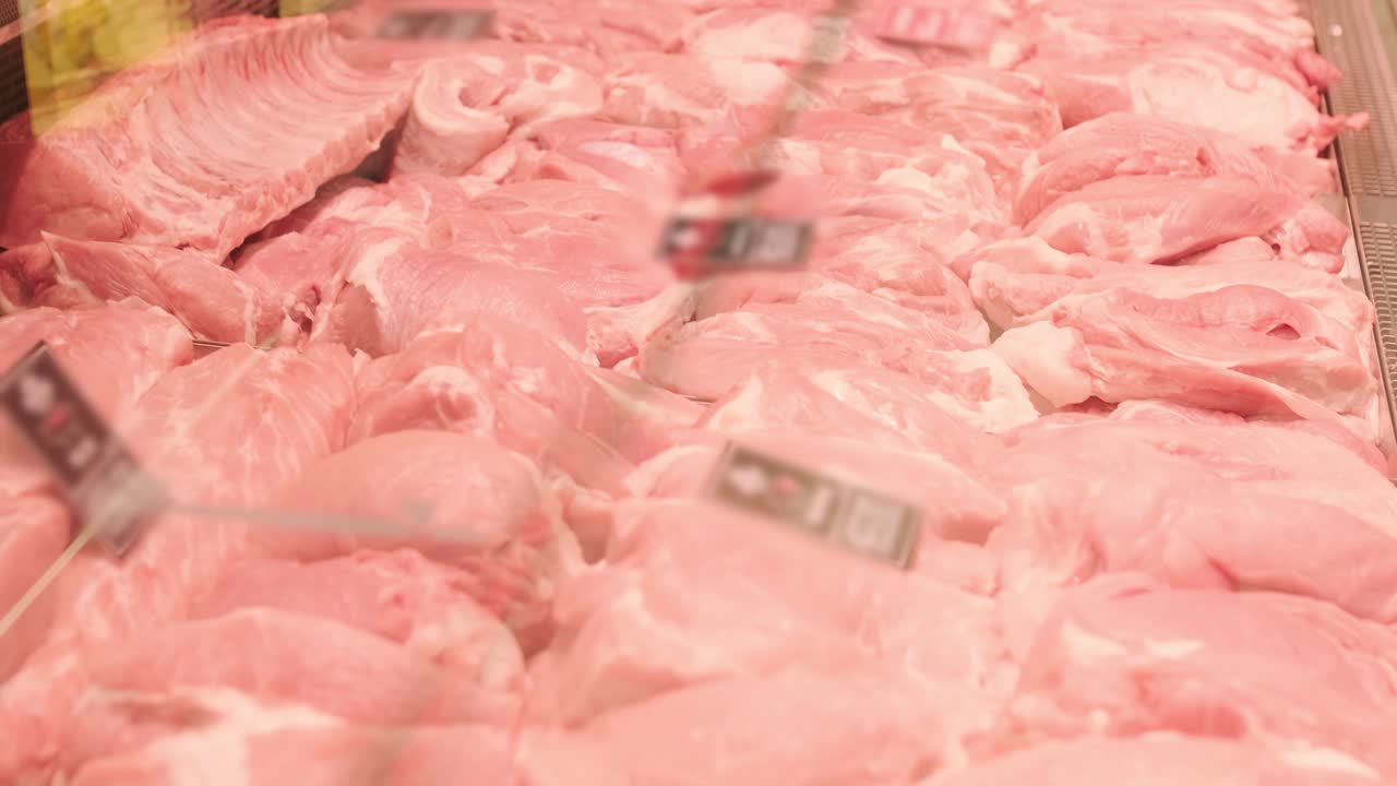 신선한 제품에 특화된 고기 가게: 끔하게 배열된 고기를 디스플레이 카운터에 전시하고, 깨하고 전문적인 소매 환경에서 고품질의 절단품을 선보입니다.