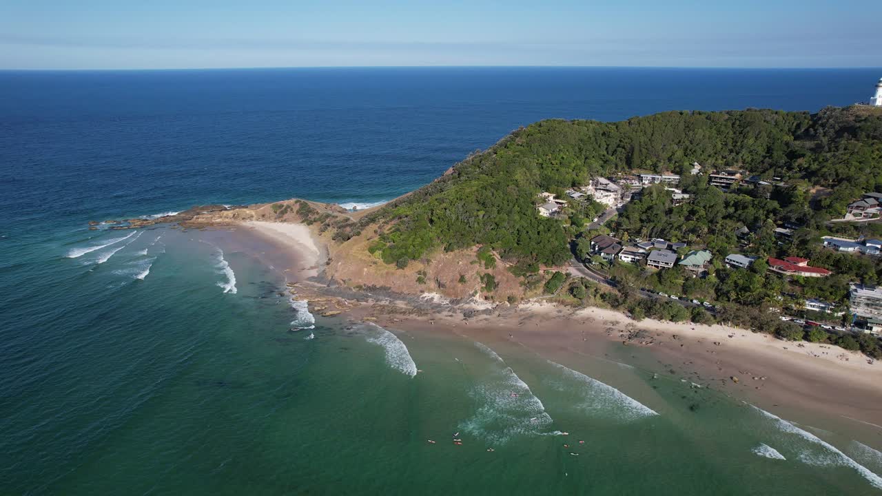 vista aérea de la playa de little wategos y el promontorio de cape byron - faro de cape byron en nsw, australia