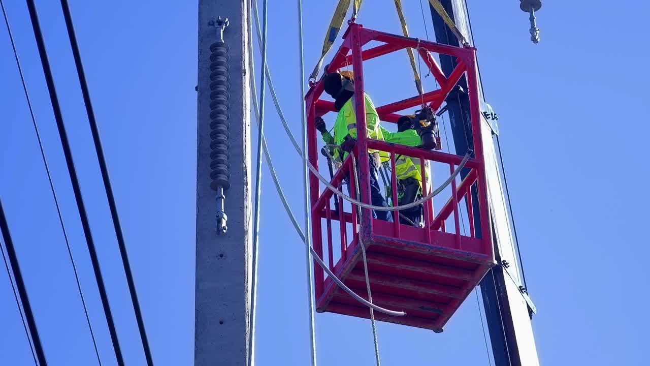 전기 기둥에 대한 유지보수를 수행하는 유리티 노동자