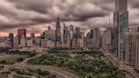 Chicago-Millennium-Park-Mit-Skyline-Der-Stadt-Und-Dramatischen-Wolkenhyperlapse-Bei-Sonnenuntergang