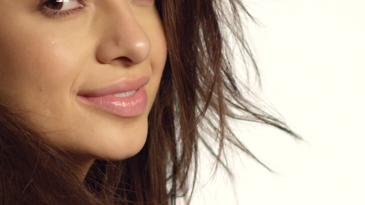 mujer sonriente ecu se vuelve hacia la cámara