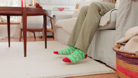 Weihnachten,-Gemütlich-Und-Beine-Einer-Person-Mit-Socken