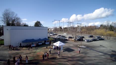 una foto de un dron de una multitud en un estacionamiento