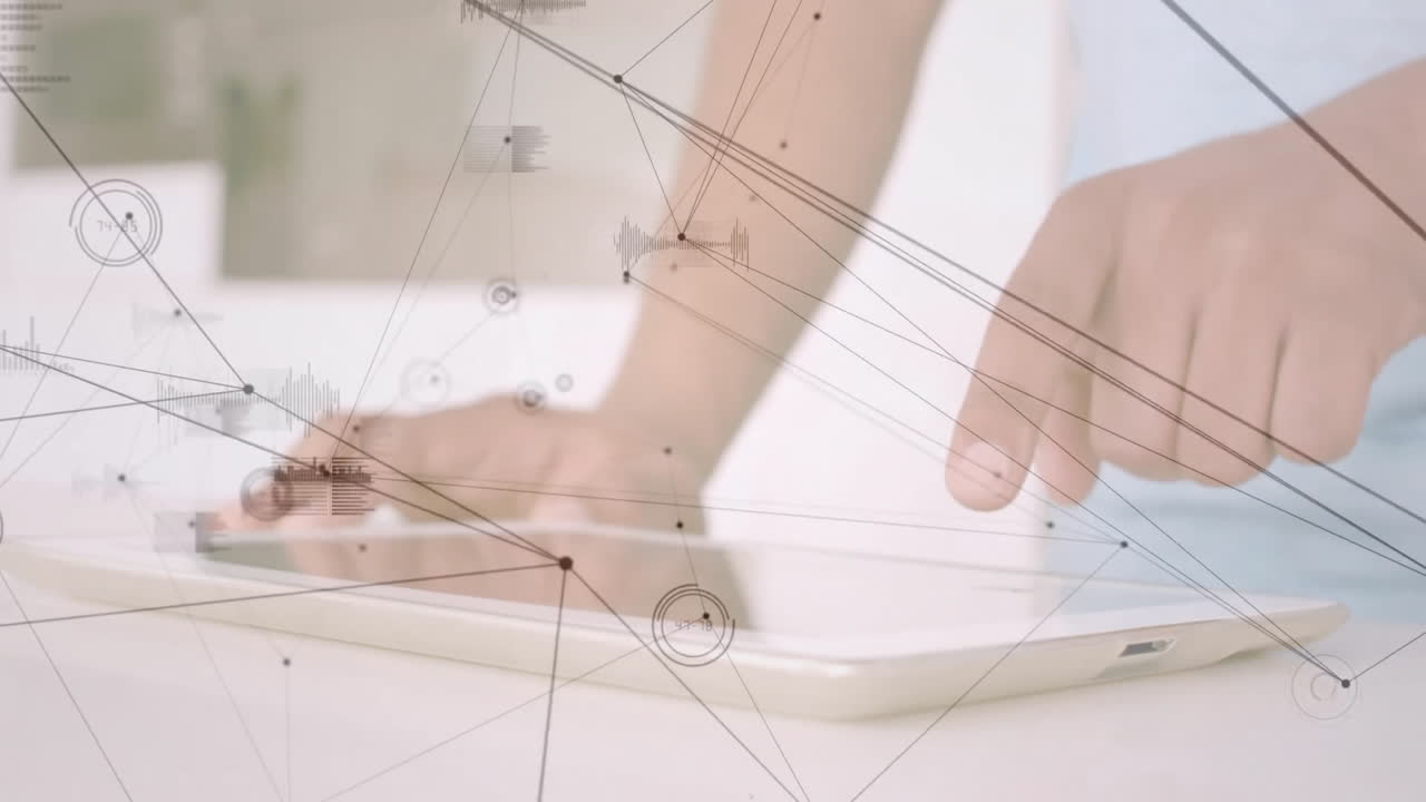 태블릿을 사용하는 백인 여성에 대한 연결 네트워크의 애니메이션