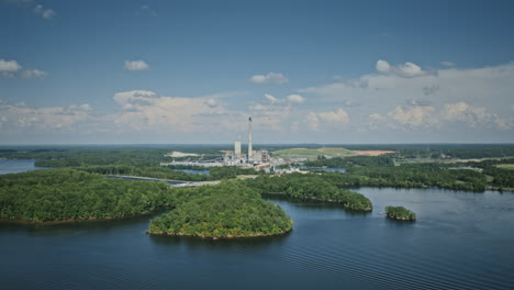 Breite-Luftüberlappung-Mit-Kraftwerk-Im-Rahmen-Und-Booten-Auf-Dem-Wasser-Im-Vordergrund-Am-Hyco-Lake,-North-Carolina