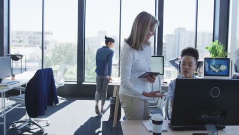 Mujeres-Trabajando-En-La-Computadora-En-La-Oficina