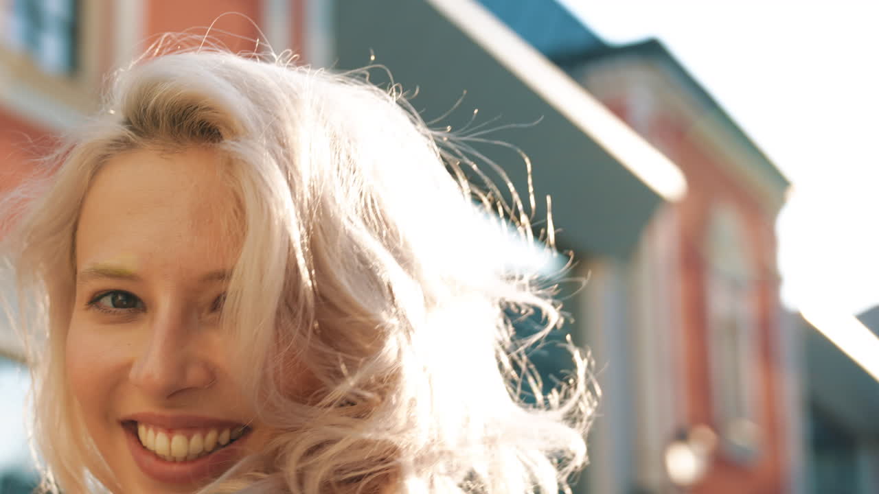 야외에서 웃는 여자