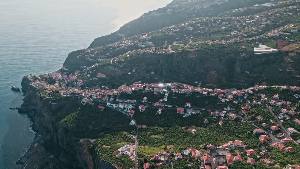 해안 마을, 마데라, 절벽, 식물, 빨간 지붕의 집 위를 날아다니는 드론