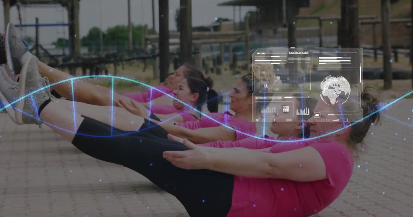Donna in primo piano che mantiene la posizione a V e visualizza un HUD animato sul busto, con il gruppo che monitora le metriche di fitness.