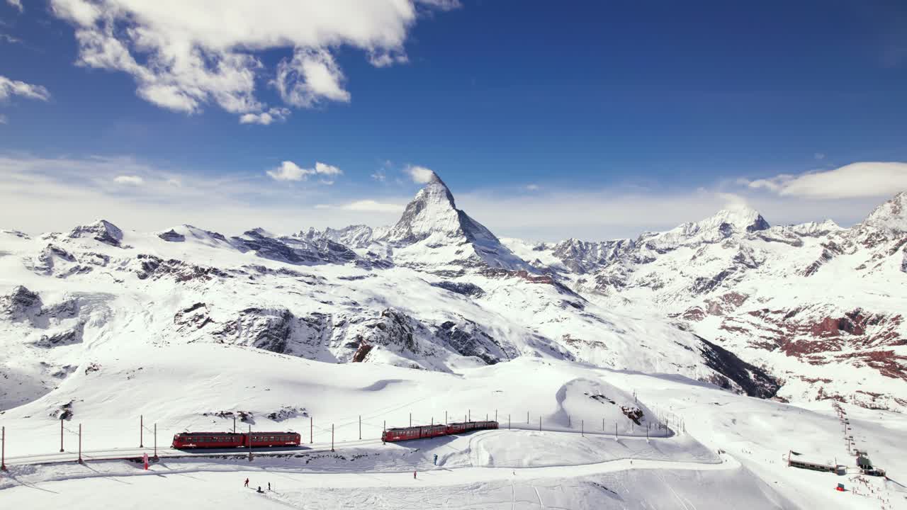 vista aérea del tren de los alpes suizos en la estación de esquí de zermatt con la montaña matterhorn en invierno