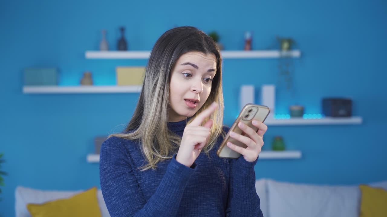 mujer joven explorando las características del teléfono o la aplicación móvil.