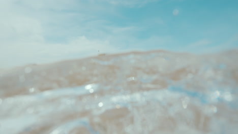 escena de playa con la torre de salvavidas