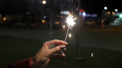 una chispa en la mano por la noche