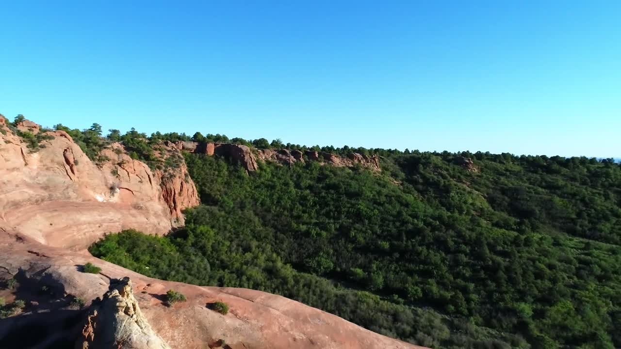 유타 주 모압 근처의 매끄러운 바위와 후두를 드러내는 거꾸로 공중 돌리