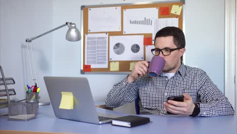 hombre de negocios que trabaja en casa