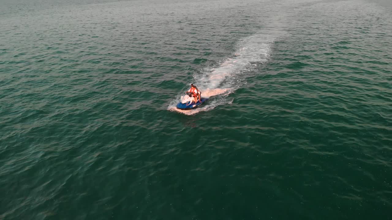 seguimiento de drones frente a un jetski al atardecer, golfo pérsico