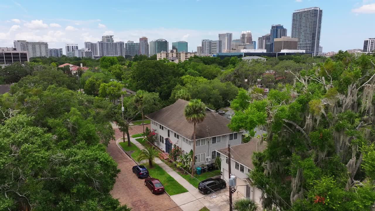 올랜도 시내 근처의 조용한 동네에 있는 나무로 둘러싸인 주거 거리