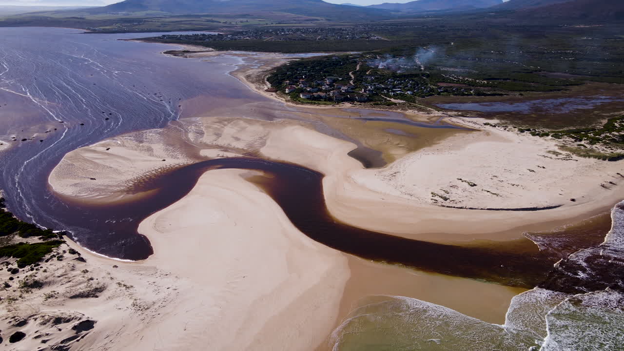 antena - volando más allá de la desembocadura del río bot, el agua marrón rica en taninos fluye hacia el océano, middlevlei, sudáfrica