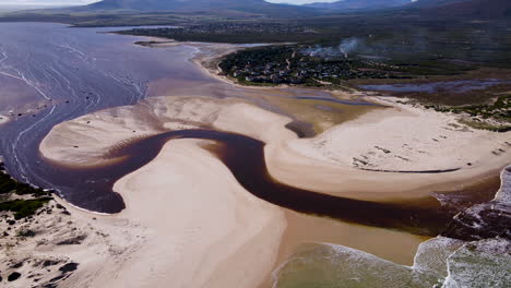 Luftaufnahmen---Vorbei-An-Der-Mündung-Des-Bot-Flusses-Fließt-Braunes-Tanninreiches-Wasser-In-Den-Ozean,-Middlevlei,-Südafrika