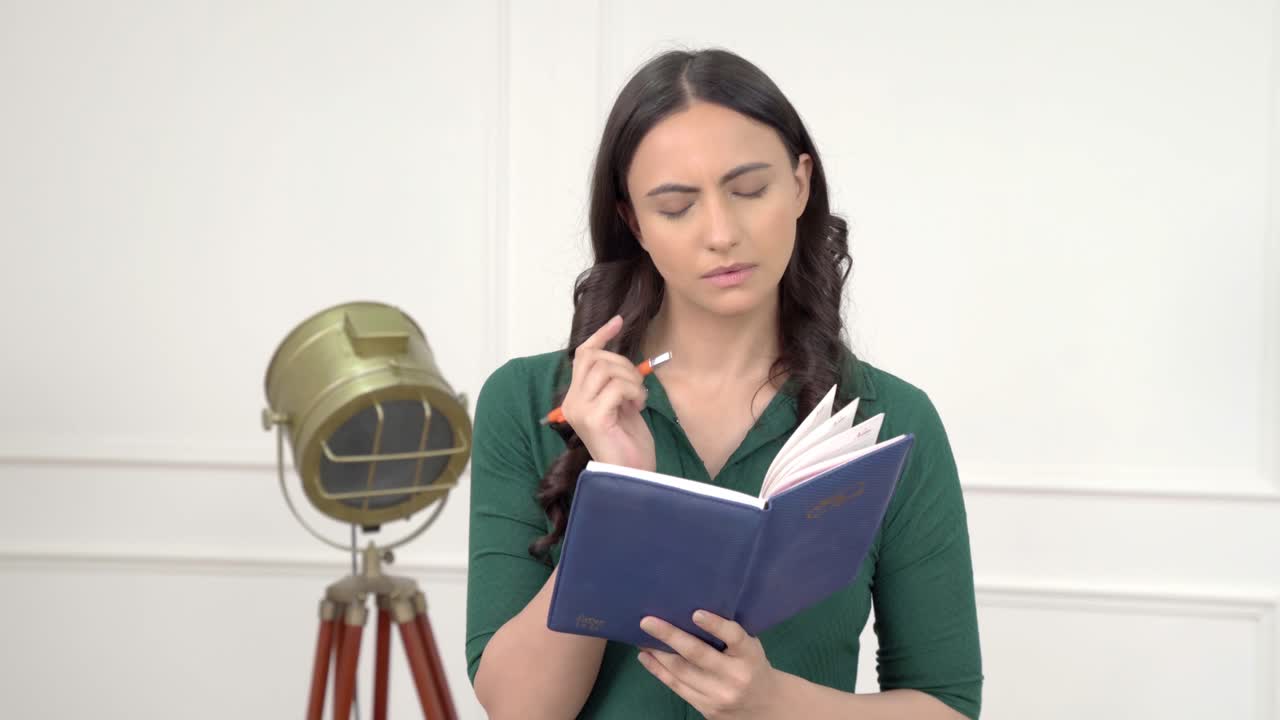 mujer india escribiendo algo en el diario