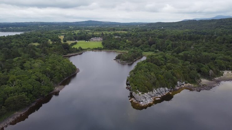 Lago e casa di Muckross, Ring of Kerry, Irlanda, vista aerea con drone
