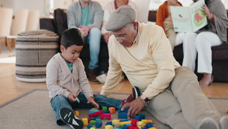 Familia,-Bloques-De-Construcción-Y-Un-Abuelo-Jugando