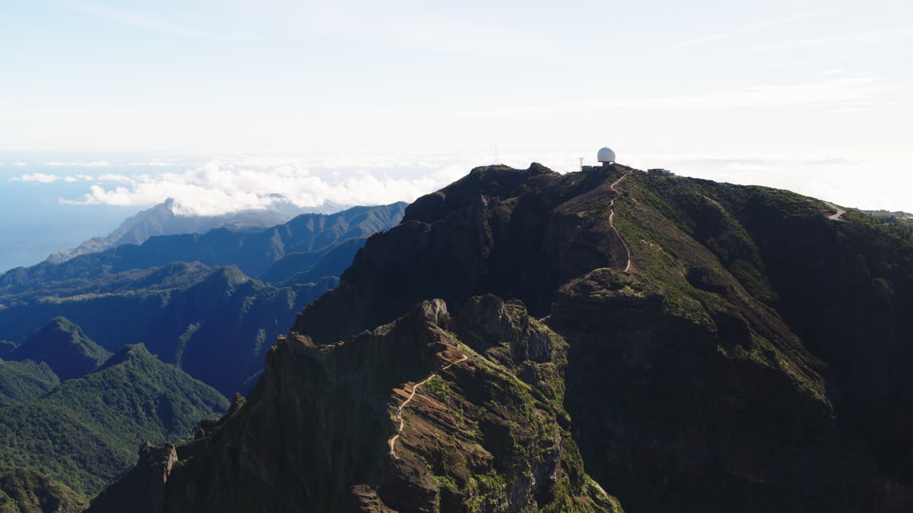 Vista Aérea de Pico Majestoso de Montanha com Domo de Radar e Trilha de Caminhada