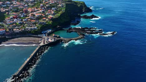 aerial de las piscinas naturales de seixal, el mar azul, la playa y la ciudad de madeira