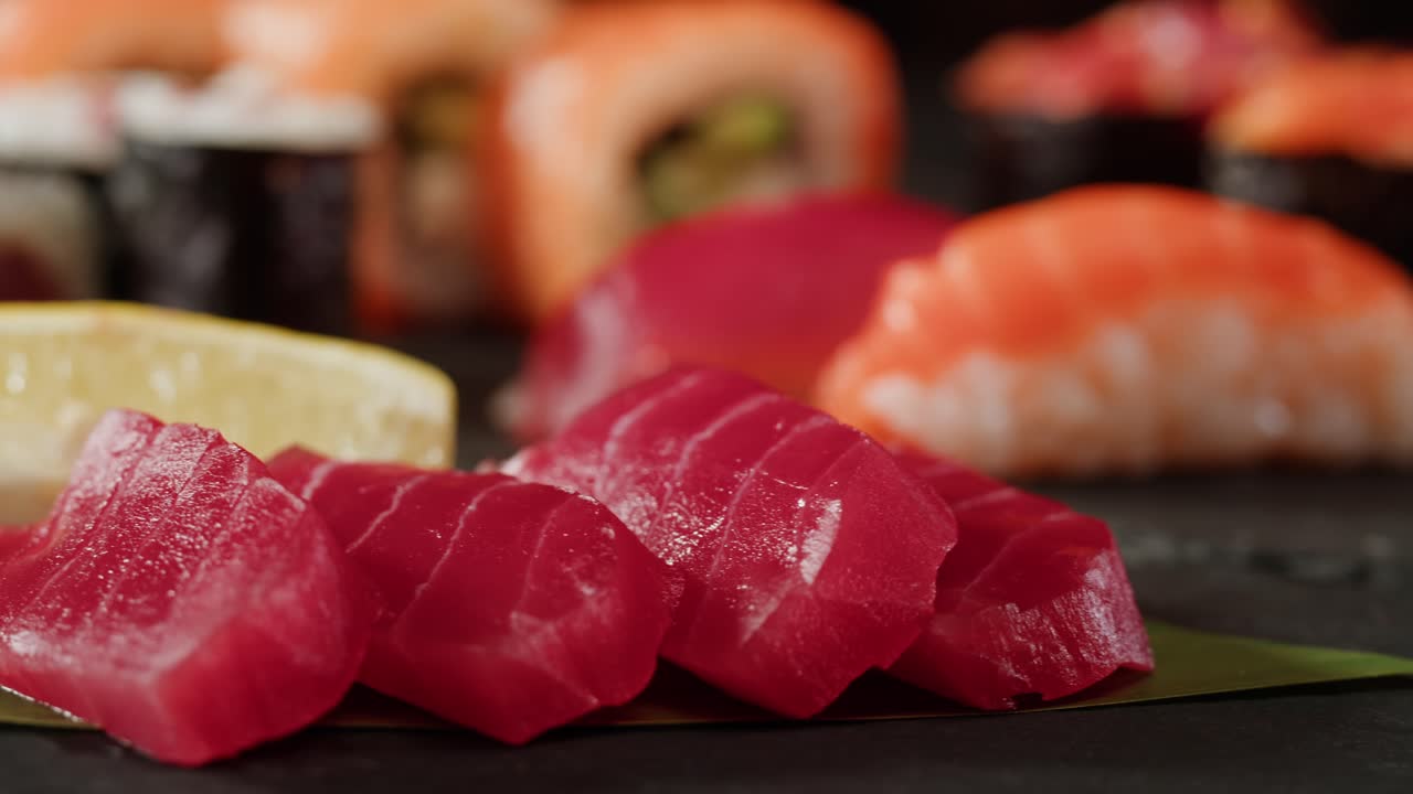 primer plano de sashimi de atún fresco con sushi