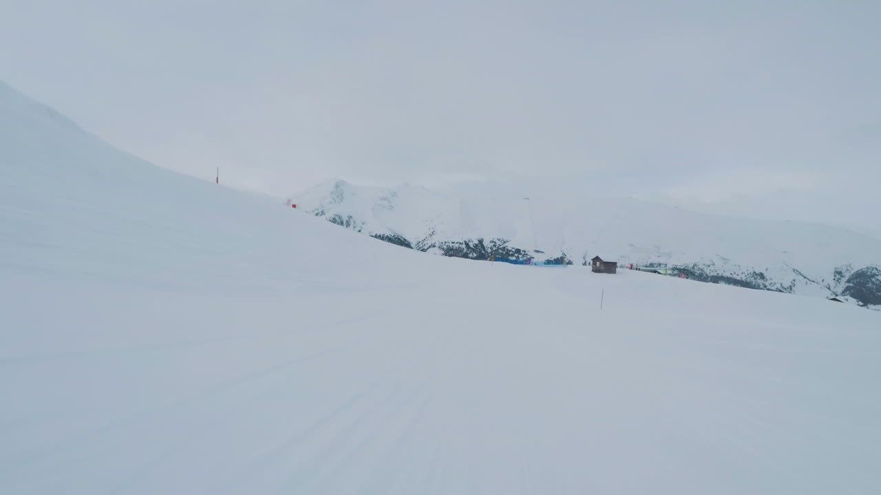在意大利阿尔卑斯山利维尼奥快速滑雪和单板滑雪。