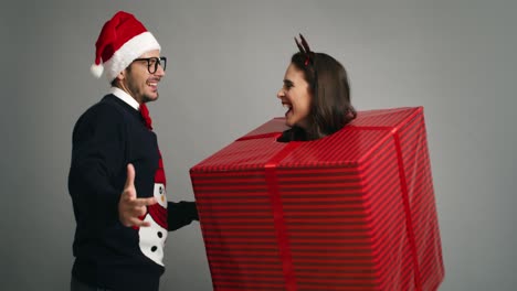 un par de nerds bailando en tiempo de navidad