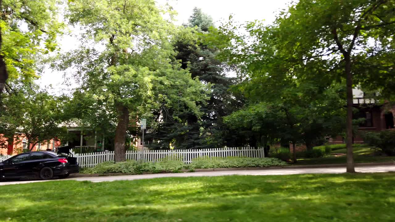 conduciendo por un barrio residencial