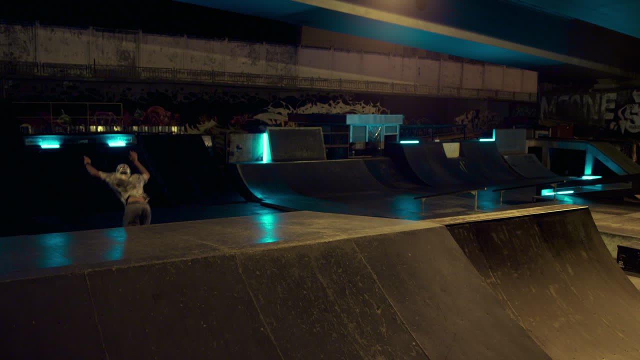 램프 스케이트 파크에서 연습하는 젊은 롤러 운동 선수. 롤러 스케이트를 타고 활동하는 남자.