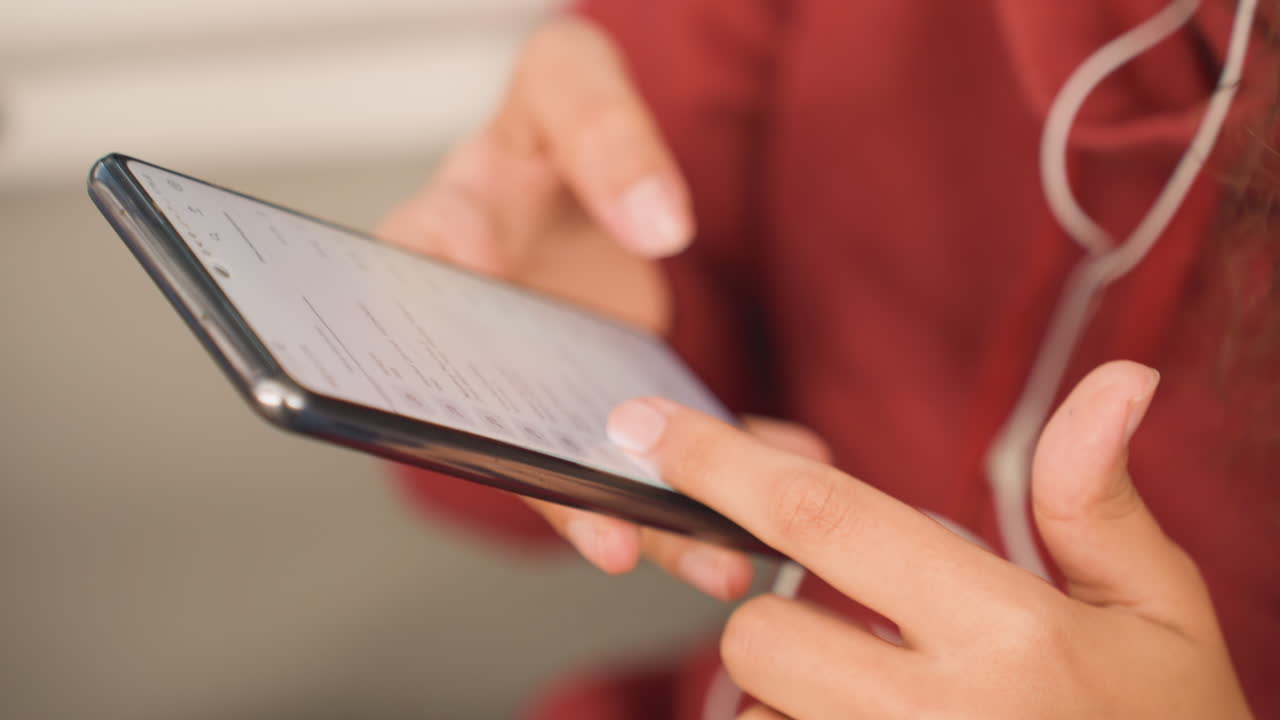 Qualcuno personalizza e programma un aggiornamento sui social media. Una persona modifica e pianifica un post online usando il telefono. Un individuo regola e programma attentamente un messaggio sui social media sul dispositivo mobile.
