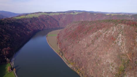 el bucle del danubio en el otoño una curva serpenteante en el río