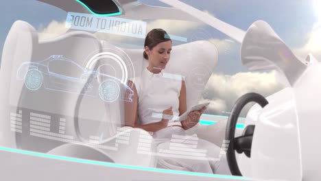 mujer usando una tableta digital en un coche con interiores blancos en modo piloto automático conduciendo en el cielo