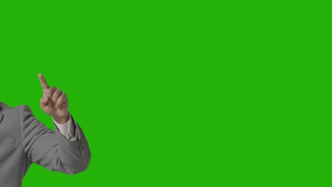 cerrar la mano de un hombre de negocios con traje que finge usar ai o vr contra la pantalla verde