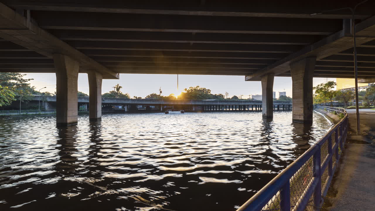 태국 방콕으로 이동하는 이른 아침 교통