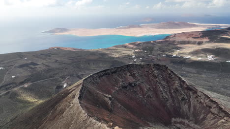 Esta-Vista-Del-Volcán-Y-Sobrevuela-Con-Una-Vista-única-A-La-Isla-La-Gaciosa-Desde-La-Isla-Canaria-De-Lanzarote,-España.