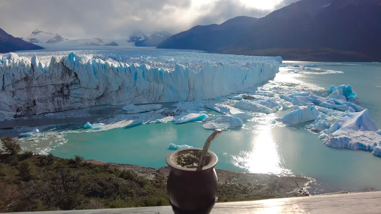 Erva-mate coroada por um rio turquesa, uma geleira, uma montanha imponente e um céu majestoso, Argentina.